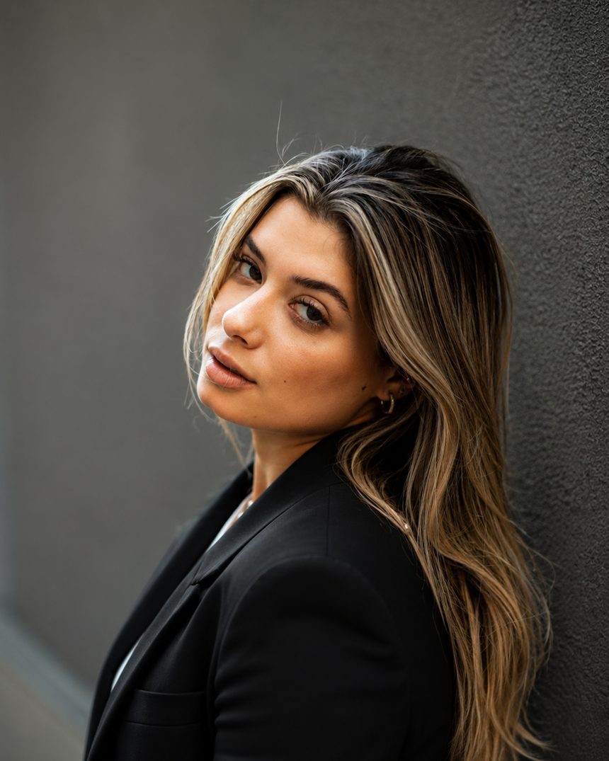 Fundadora da RVA Marketing Digital, de blazer preto